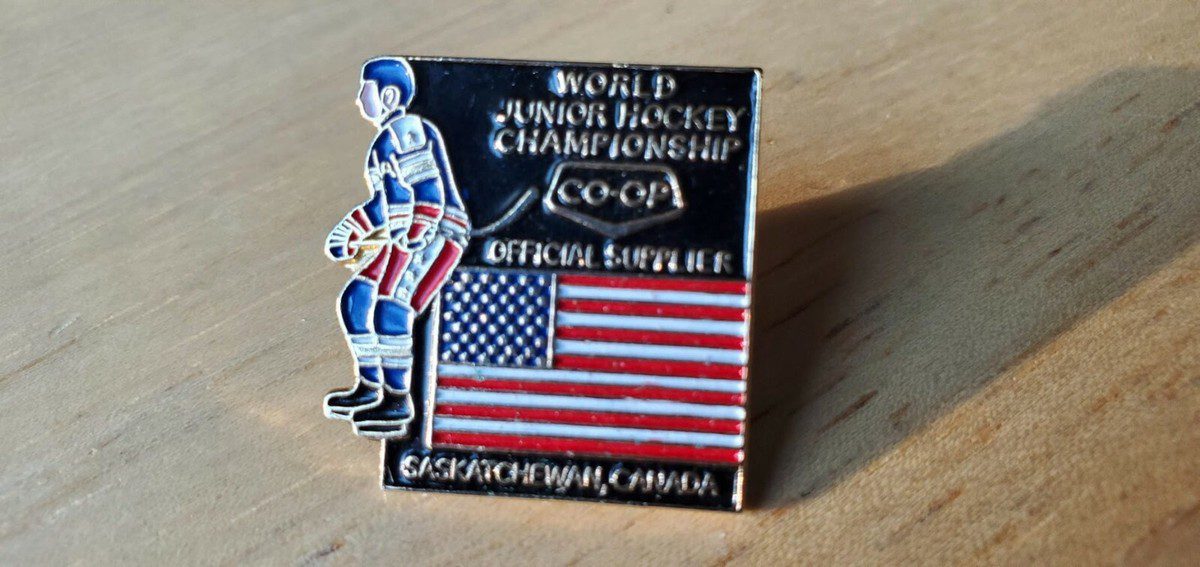 Odznak World Junior Hockey Championship Team USA pin button Saskatchewan