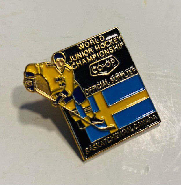 Odznak 1991 CO-OP World Junior Hockey Championship SASKATOON lapel pin SWEDEN